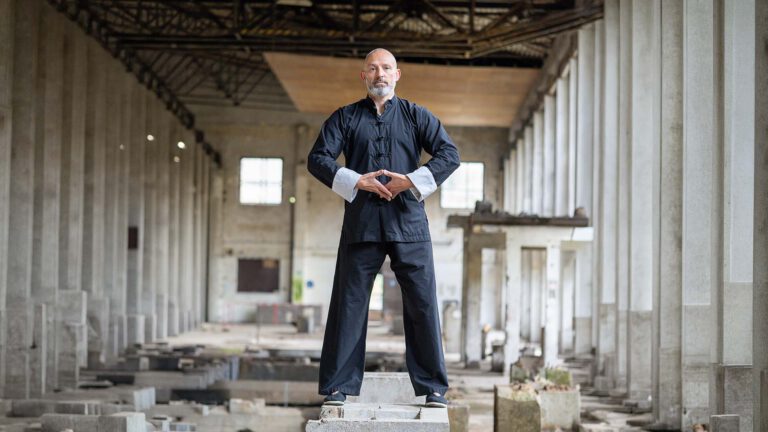 Zhan-Zhuang-Praxis (stehende Meditation) in einer ehemaligen Industriehalle – eine Übung für Ruhe, Präsenz und innere Stabilität.